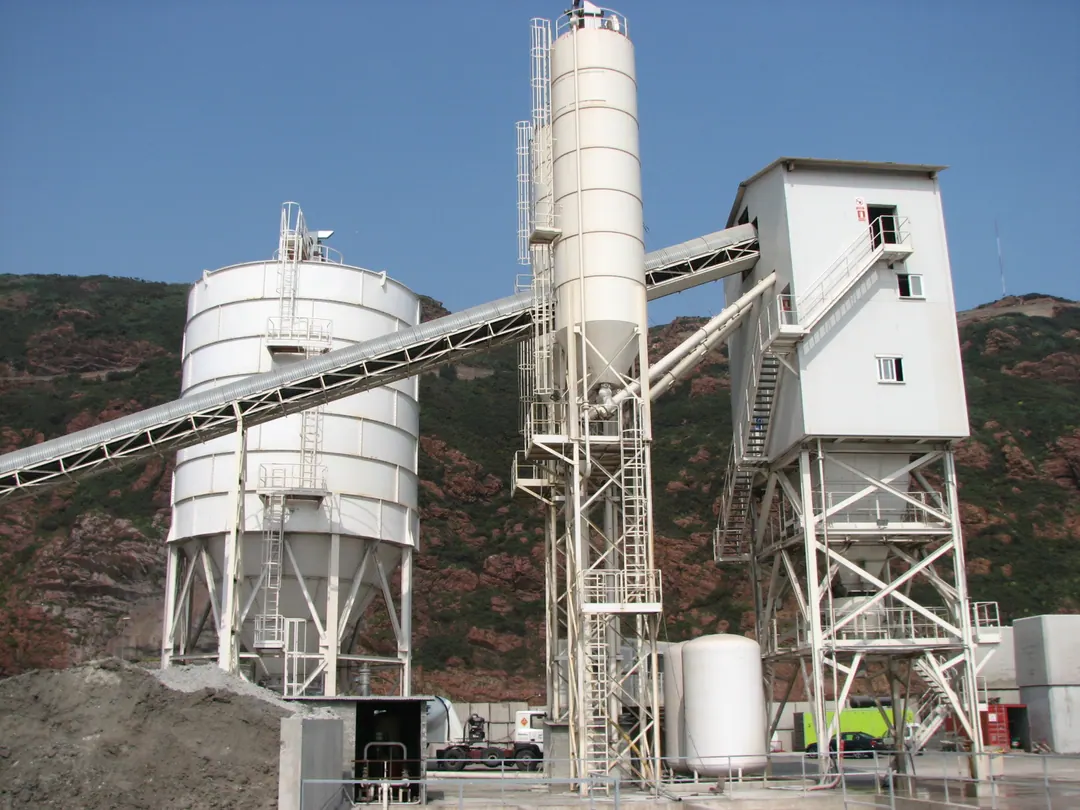 Silos de almacenamiento instalados en planta
