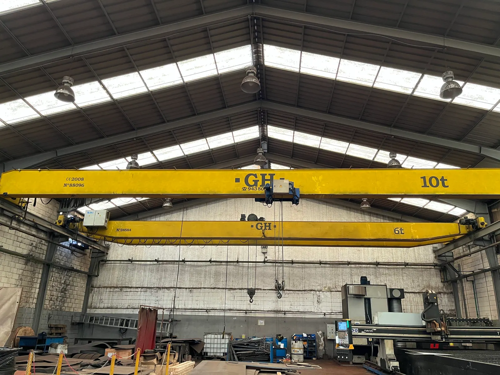 Grúa puente en el interior de la nave de fabricación de Moreypi