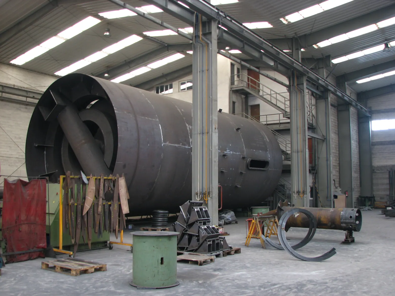 Equipo cilíndrico de gran diámetro en fabricación en el interior de la nave