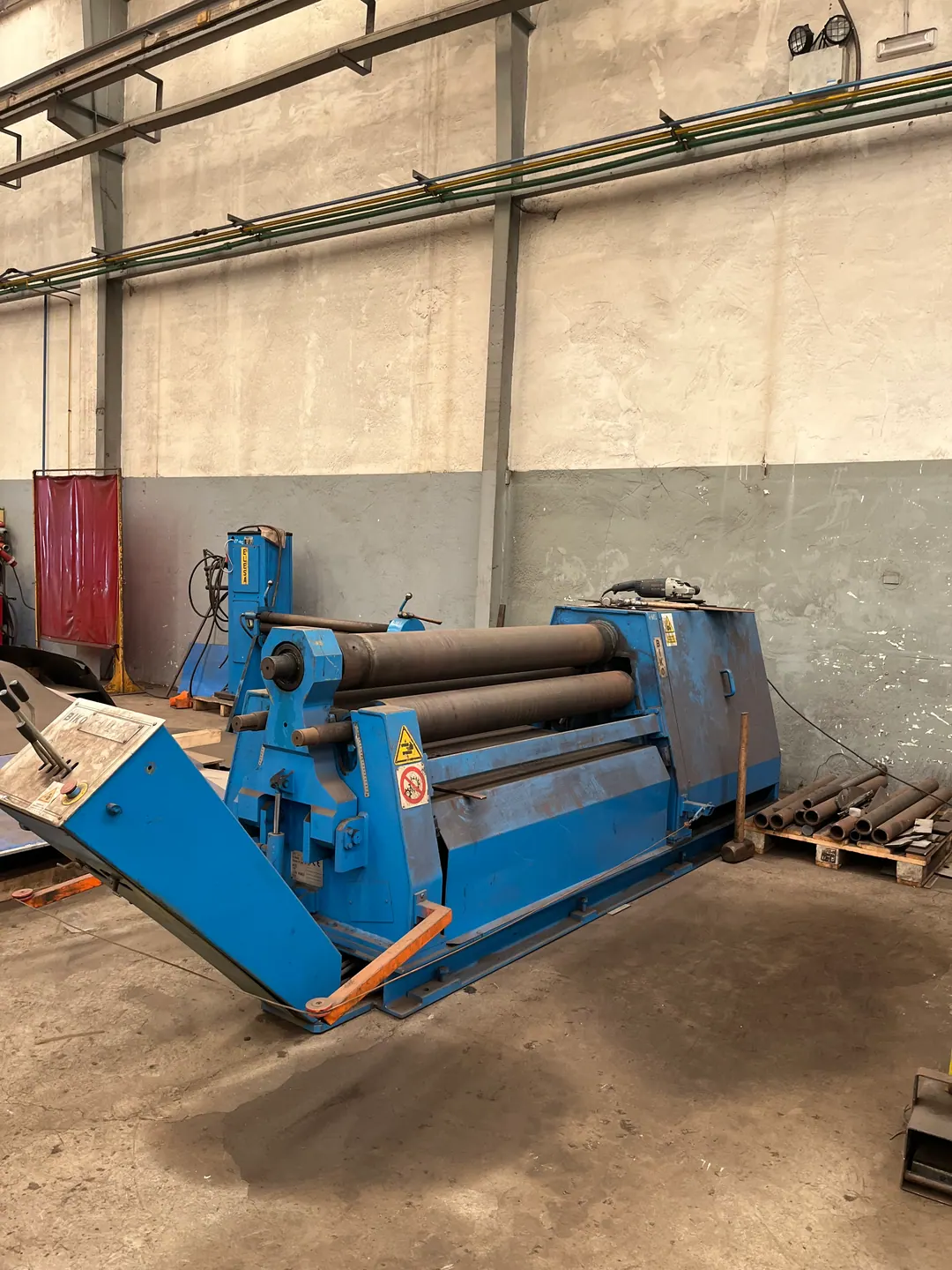 Cilindro curvador de chapa en el taller de Moreypi