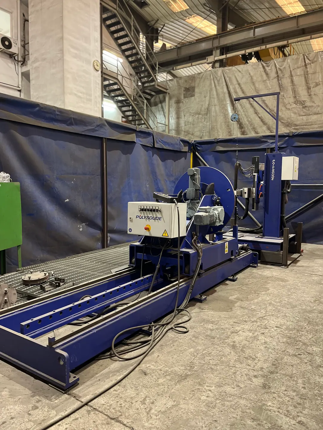 Columna y pluma de soldadura automática en la nave de fabricación