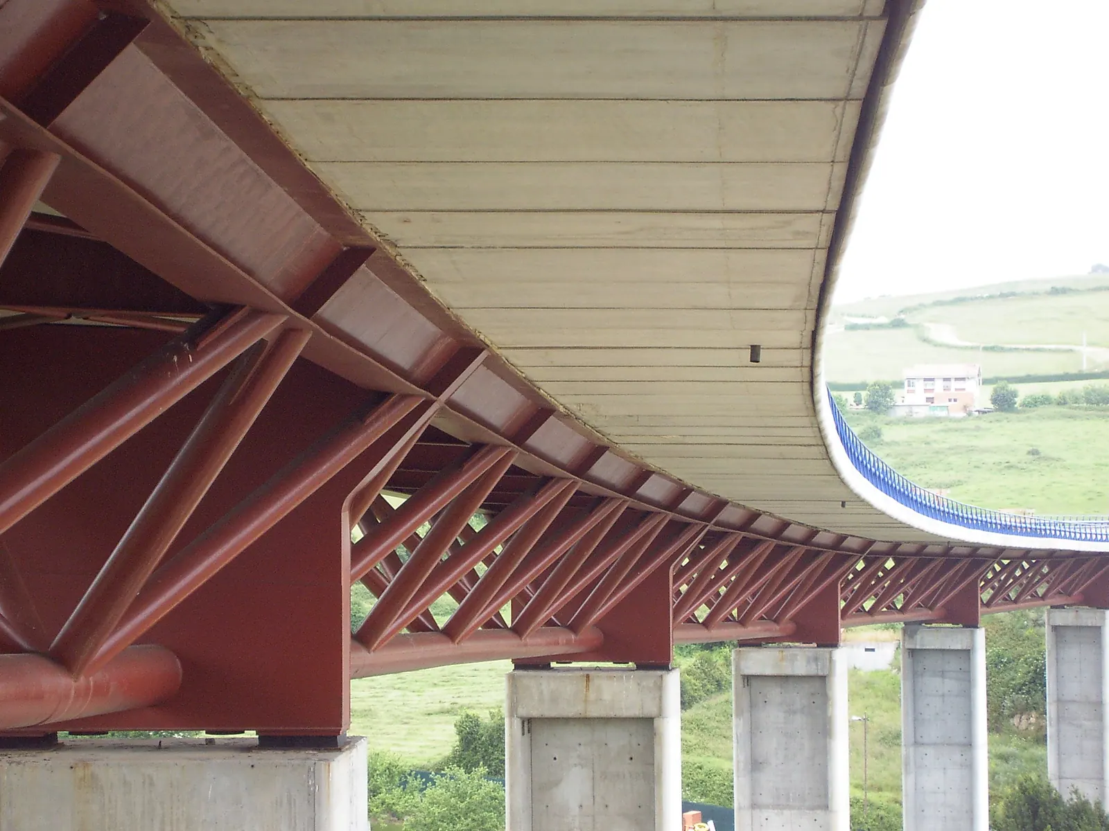 Vigas armadas de un viaducto apoyadas sobre las pilas de hormigón
