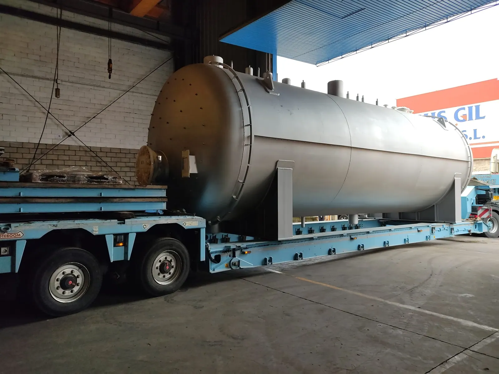 Desgasificador horizontal de acero cargado sobre góndola de transporte especial