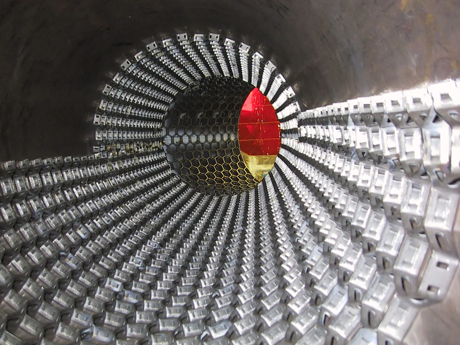 Interior de un intercambiador de calor mostrando la placa tubular