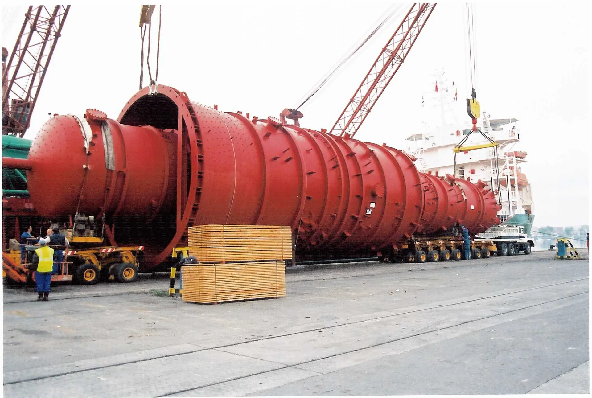 Columna de vacío de gran tamaño sobre transporte especial en muelle portuario